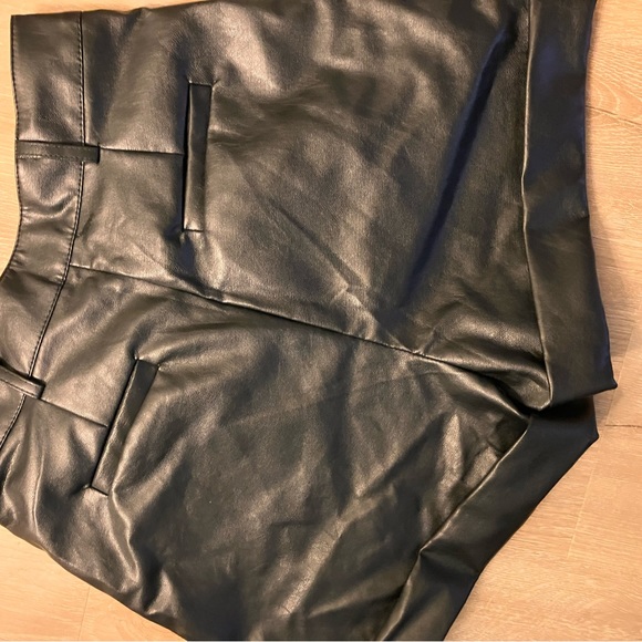 Black pleather cuffed shorts - Picture 2 of 3